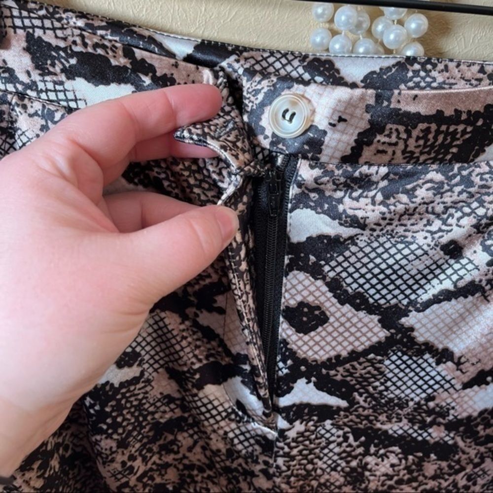 MILK & HONEY Junior’s High Waist Snakeskin Flair Pants - Medium - Picture 5 of 9